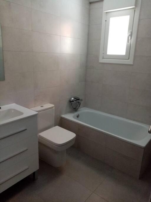 Casa Julio, Bonita Casa Comoda Y Espaciosa, Totalmente Reformada Con Terraza Y Jardin Privado * Riezu